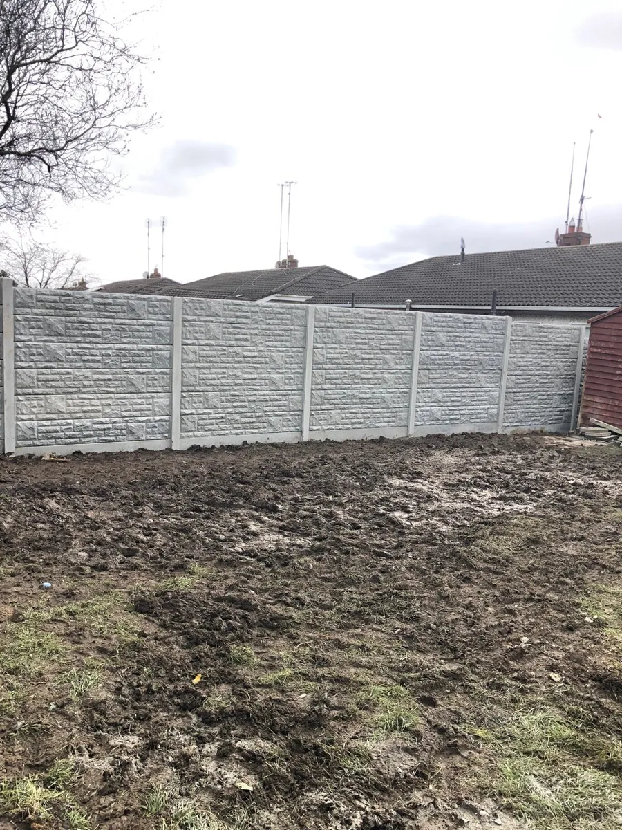 Concrete wall, No maintenance fence . - Image 3