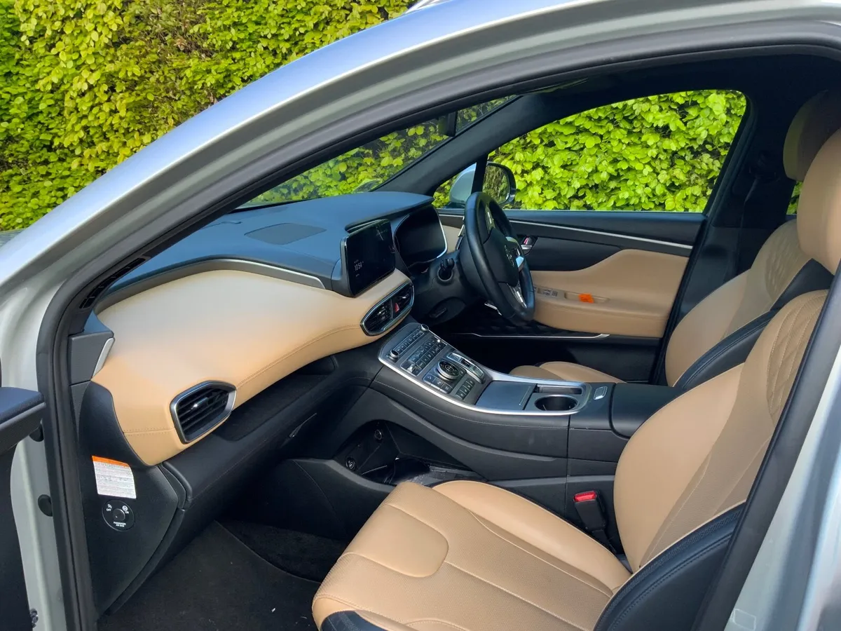Hyundai Santa Fe 2022 - Image 2