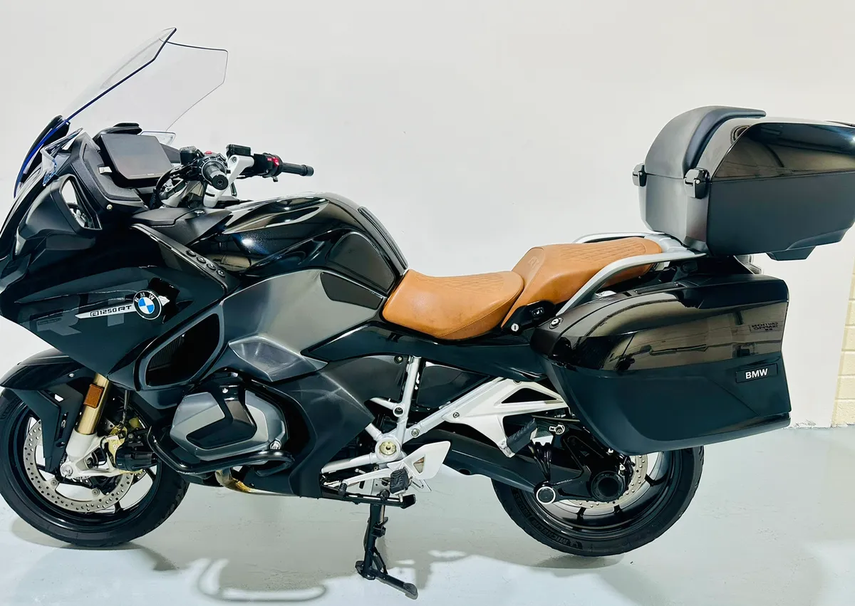 BMW R 1250 RT LE TRIPLE BLACK 2022 - Image 2
