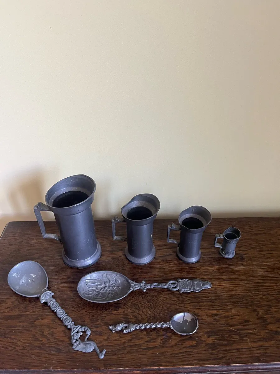 Set of Graduating Pewter Tankards - Image 1