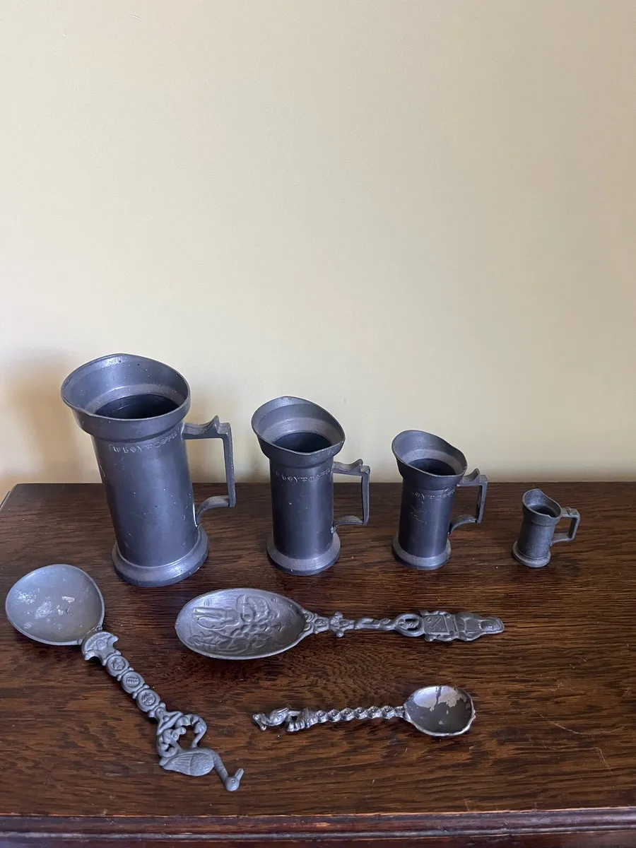 Set of Graduating Pewter Tankards - Image 2