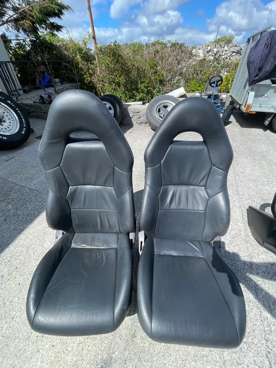 Toyota hilux surf seats - Image 1