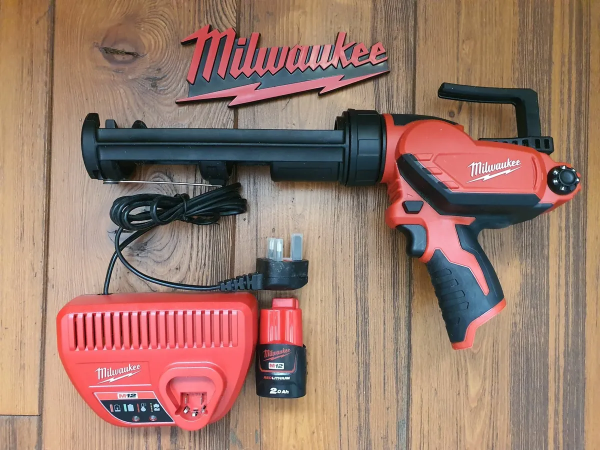 Milwaukee M12 Cordless Caulk Gun kit - Image 2