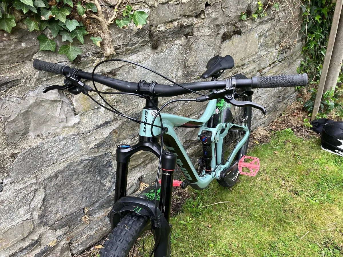 Giant Reign 2 Mountain Bike - Image 2