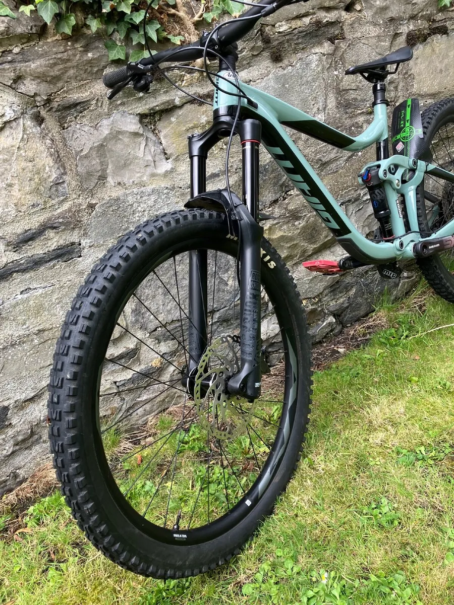 Giant Reign 2 Mountain Bike - Image 4