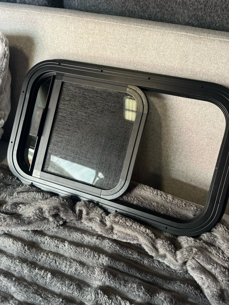 Bunk windows for a van - Image 4
