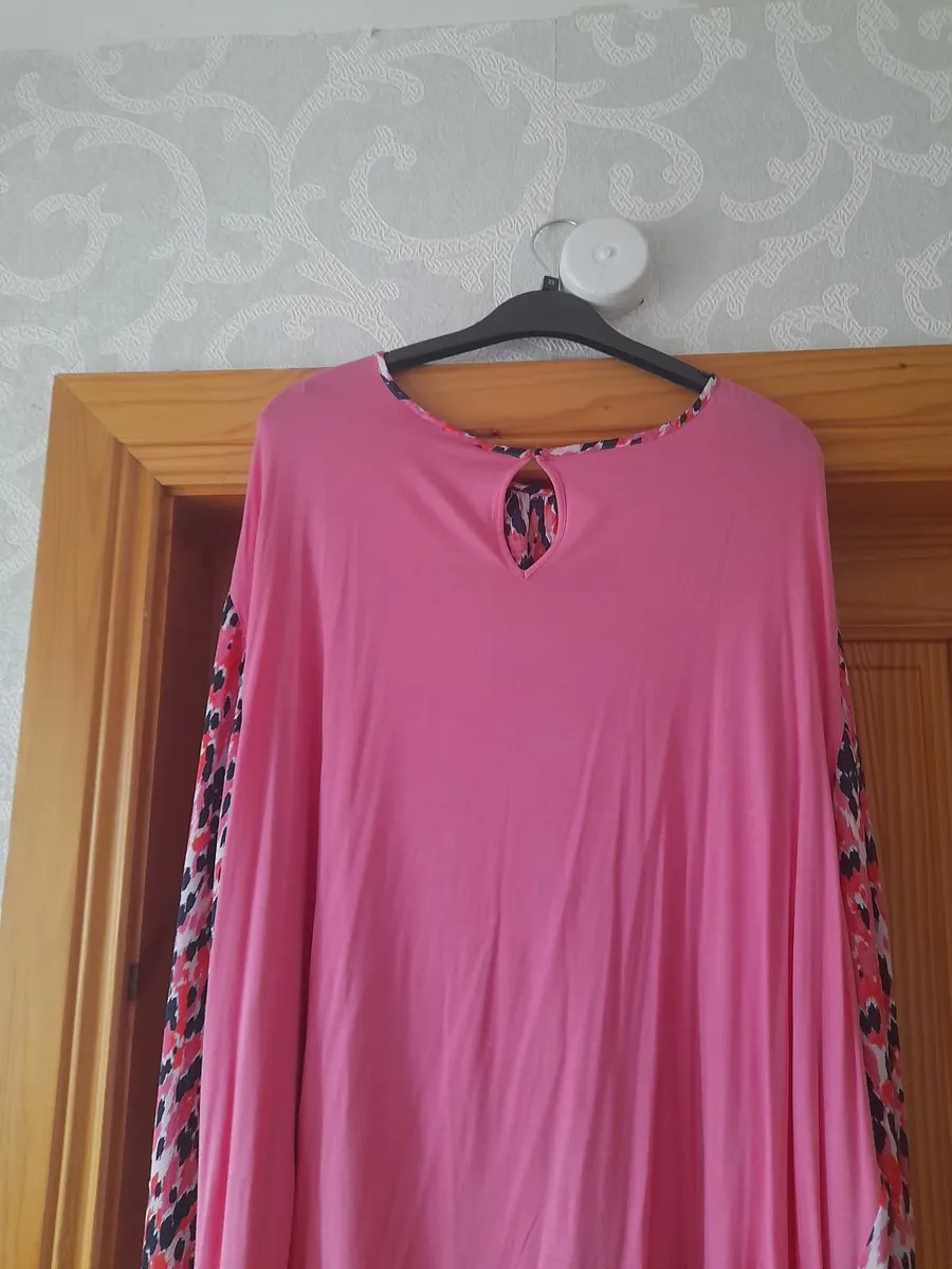 Ladies Blouse print front plain back never worn - Image 2