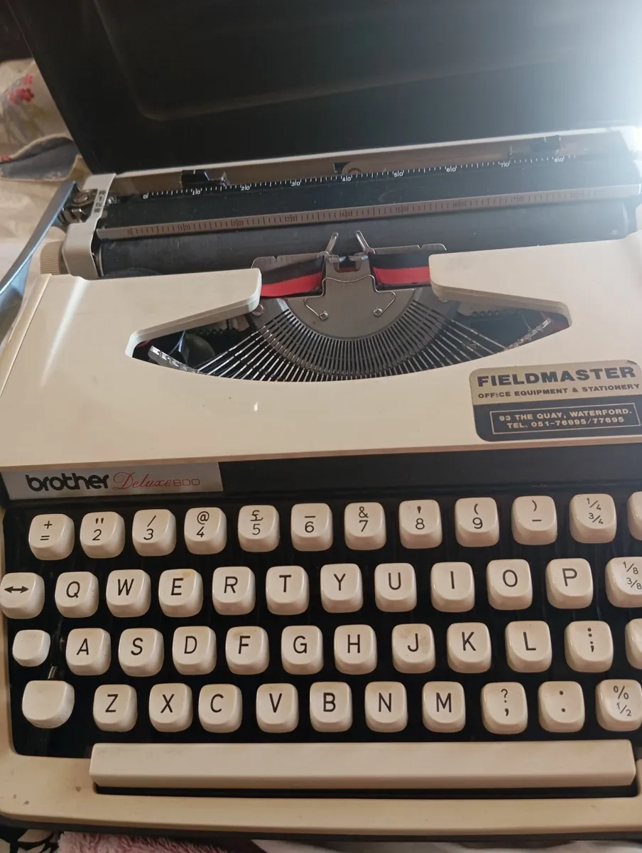 Antique typewriter - Image 1
