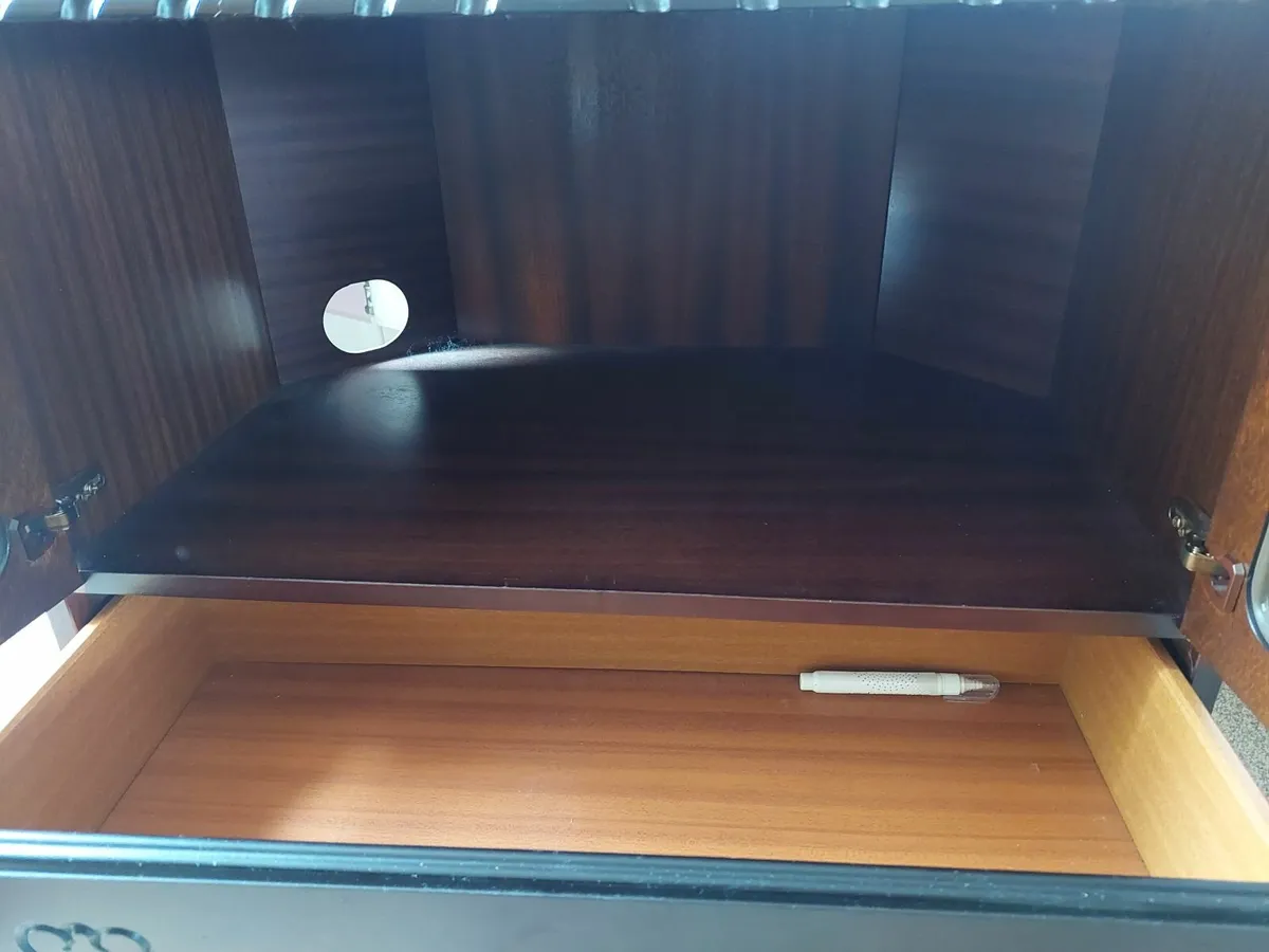 Needs to go Mahogany tv stand and table - Image 4