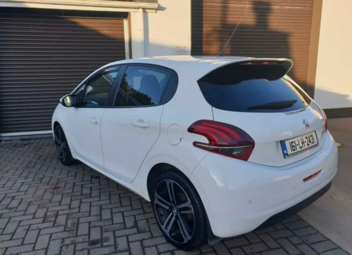 Peugeot 208 - Image 3