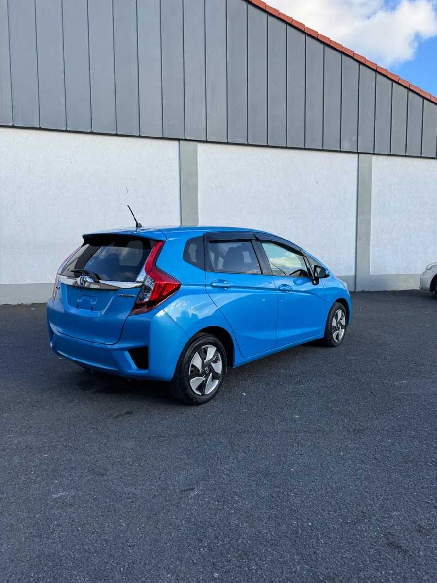 Honda Fit 1.5 Hybrid - Image 2
