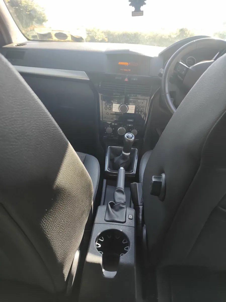 Opel Astra 2011 - Image 2