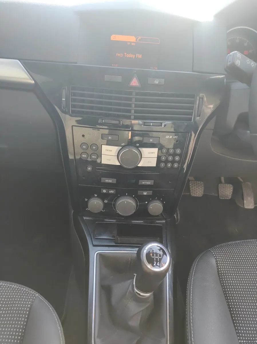 Opel Astra 2011 - Image 3