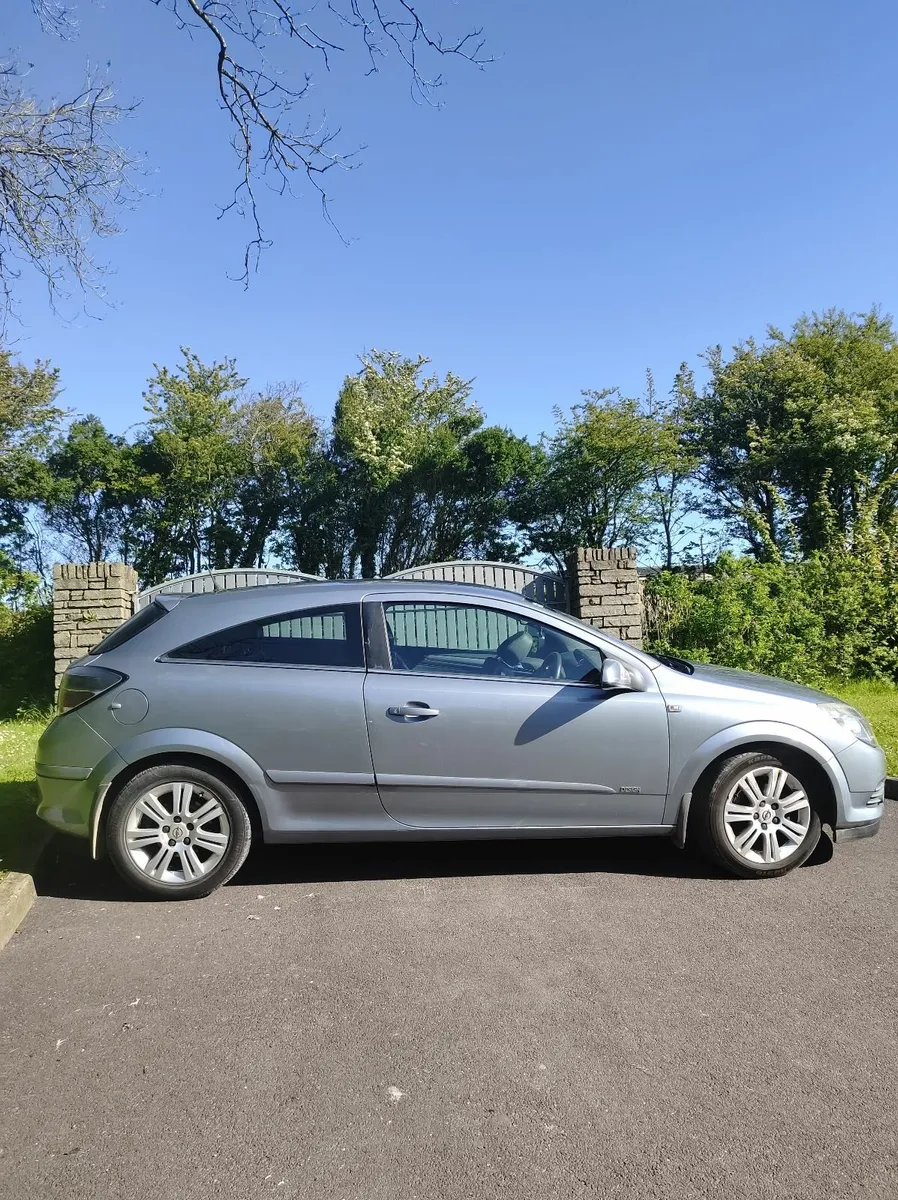 Opel Astra 2011 - Image 1
