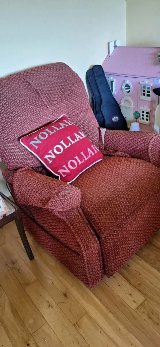 Armchair with assistance to stand - Image 1