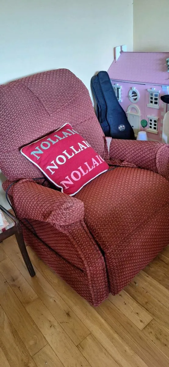Armchair with assistance to stand - Image 2