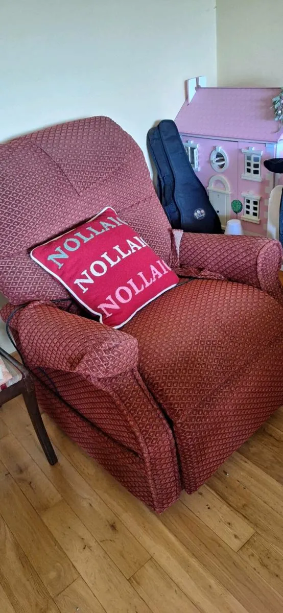 Armchair with assistance to stand - Image 3