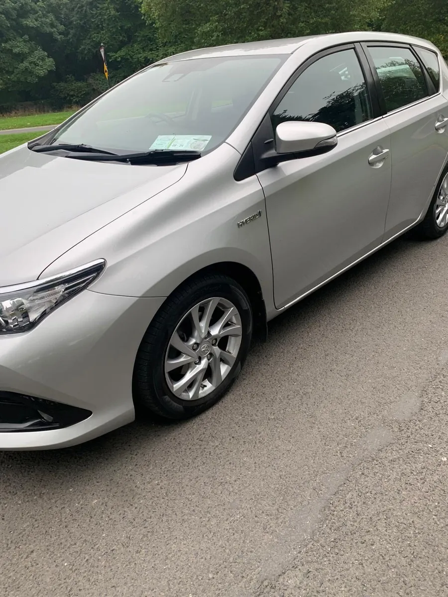 Toyota Auris Hybrid - Image 1