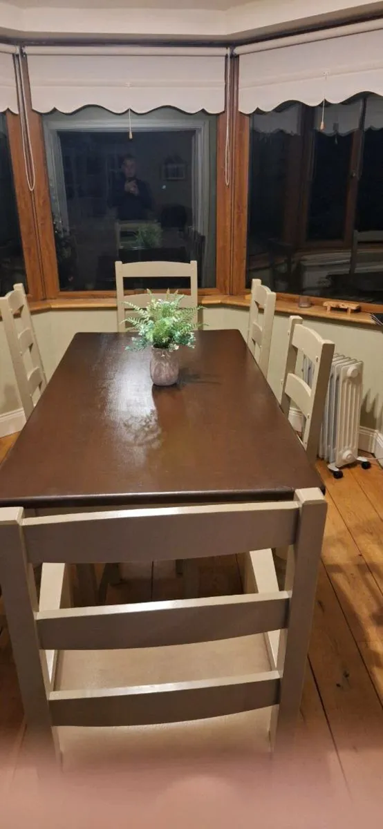 Dinning table Free to collect. - Image 1