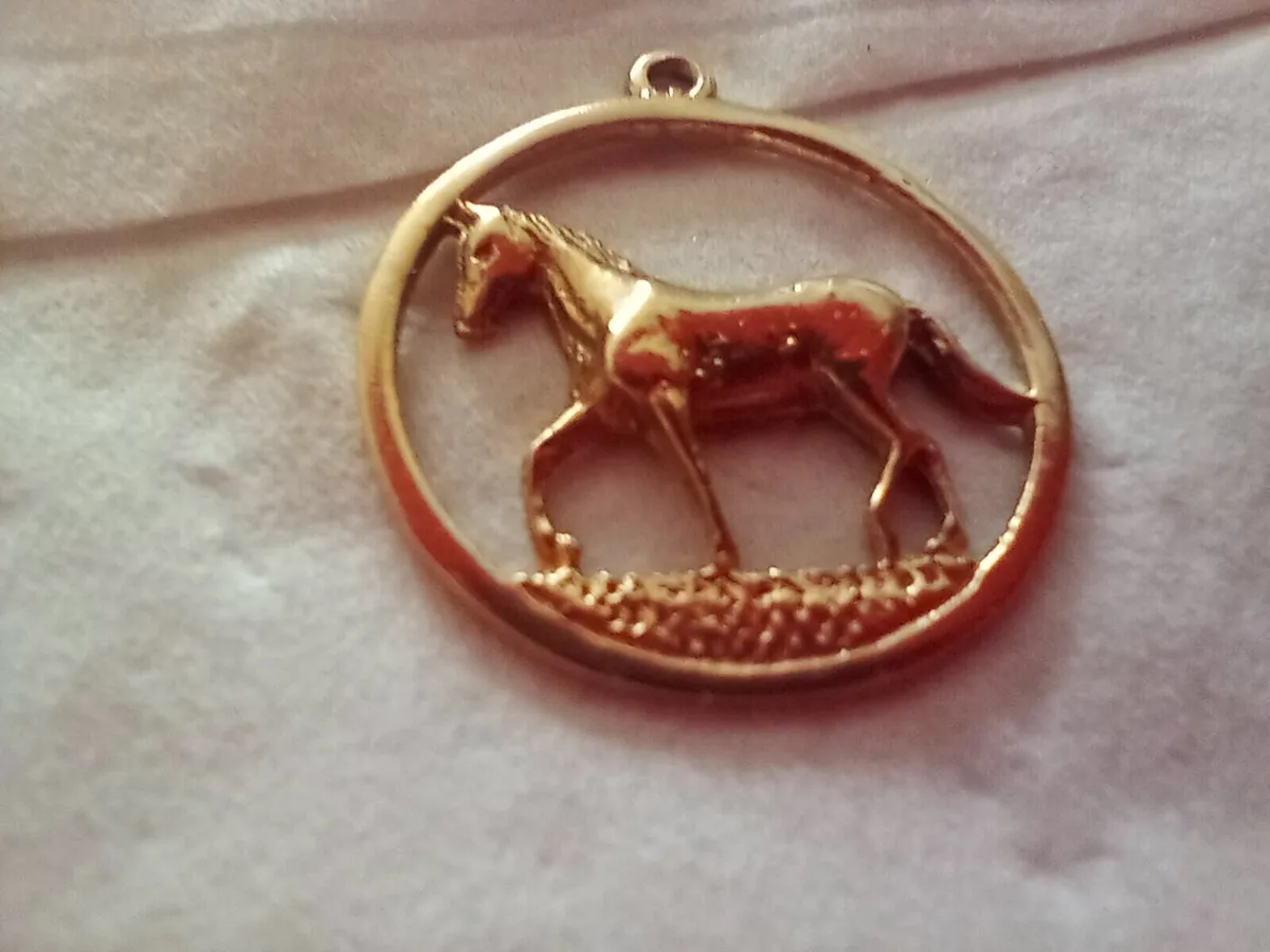 9 CT solid gold horse pendant - Image 1