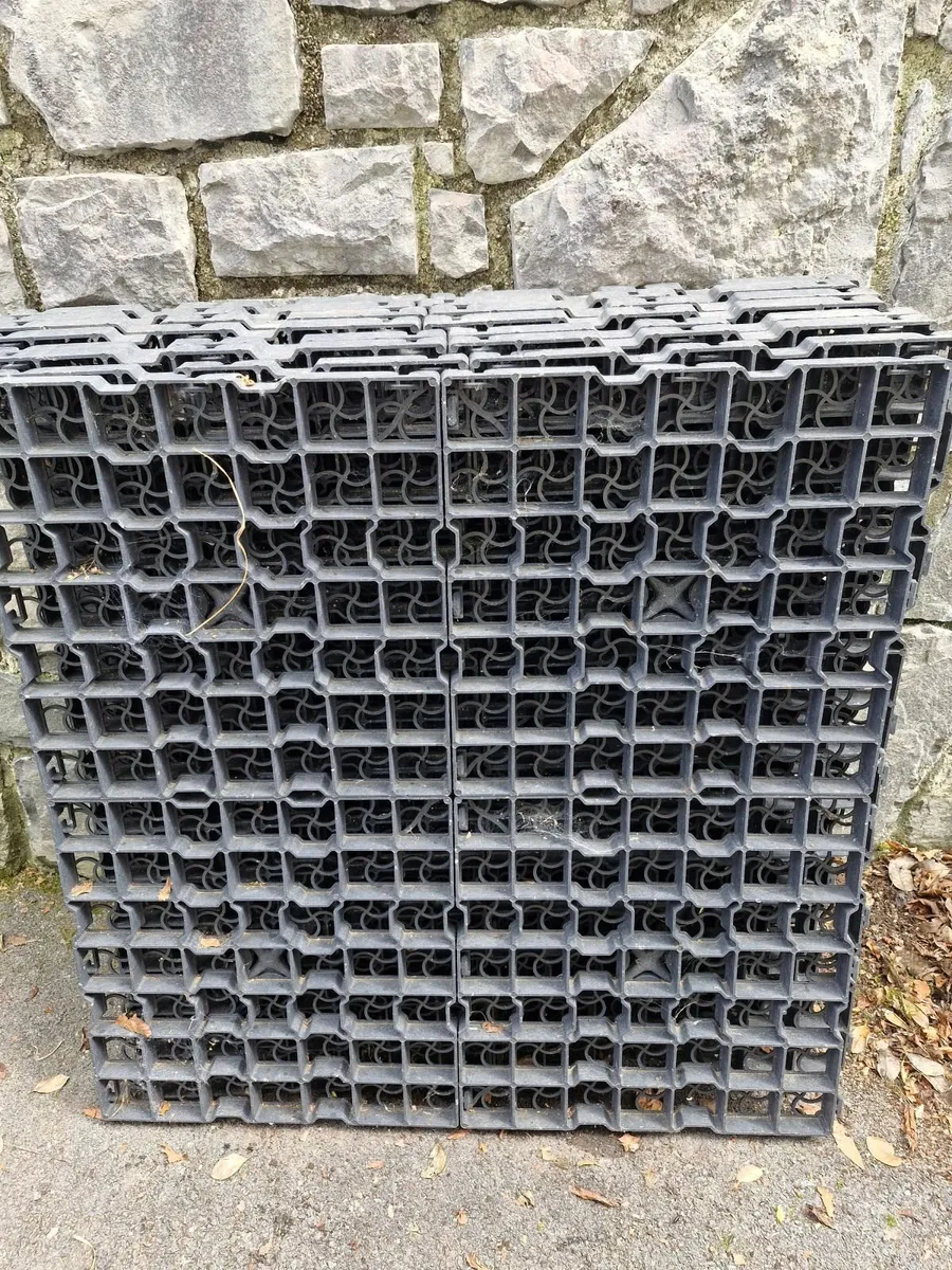 Gravel stabilising mats