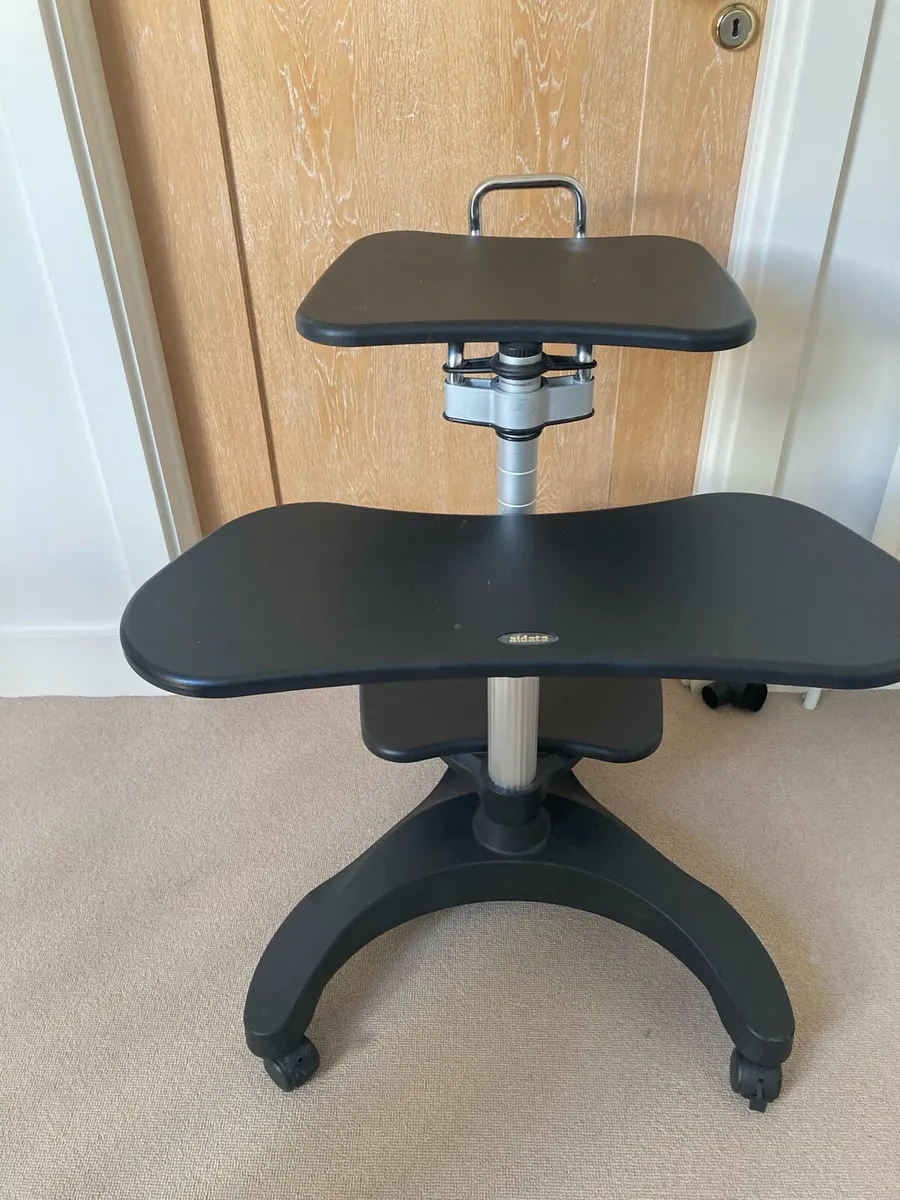 Computer desk - Image 1