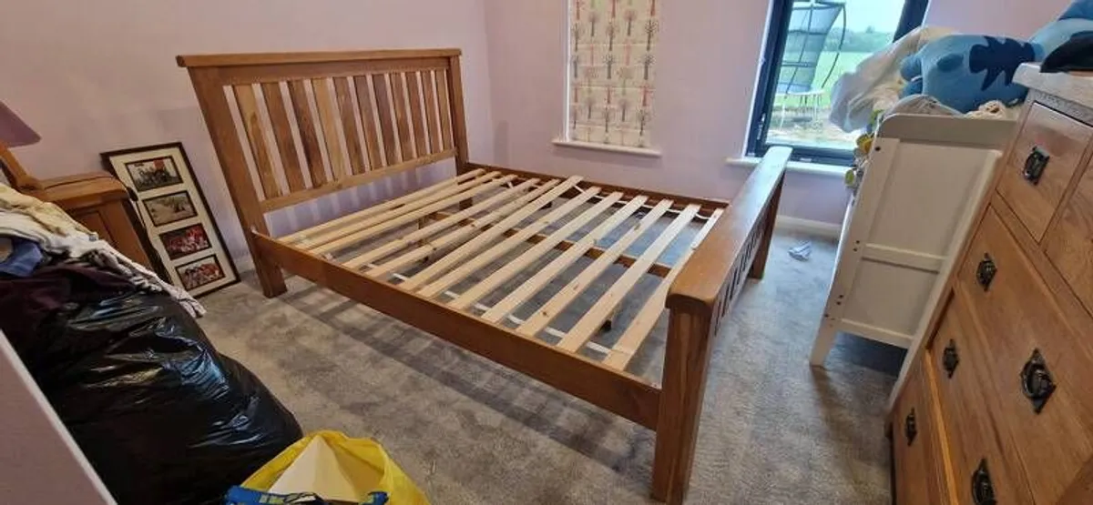 King size solid oak bed and matching lockers - Image 1