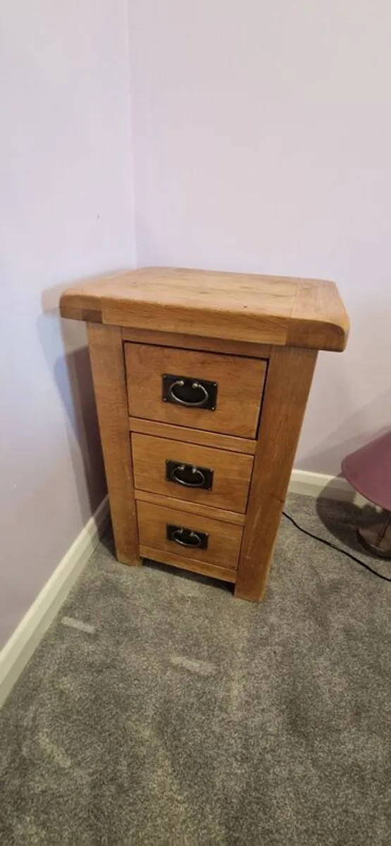 King size solid oak bed and matching lockers - Image 4