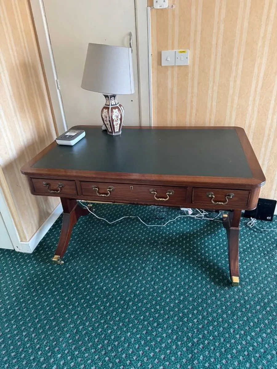 Mahogony desk - Image 1