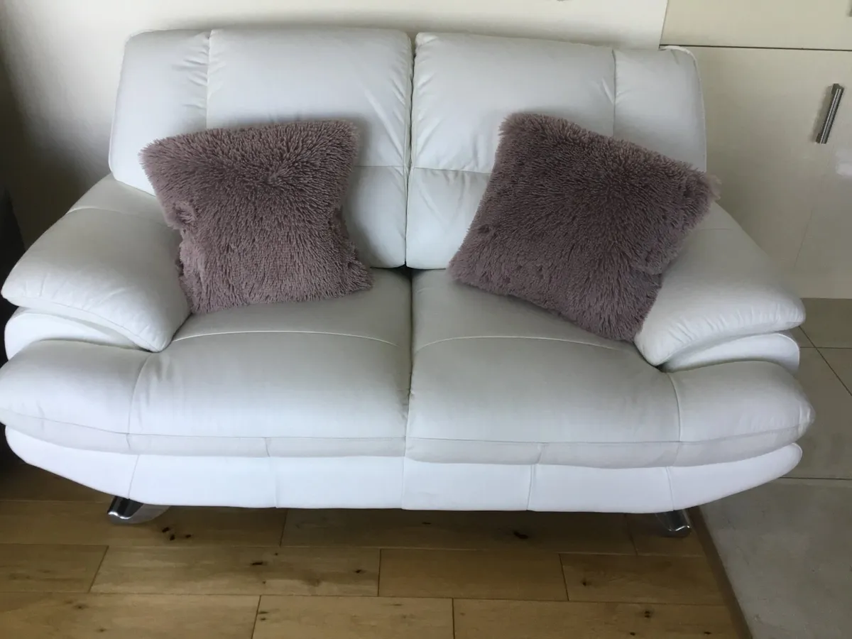 Suite of furniture - Image 1