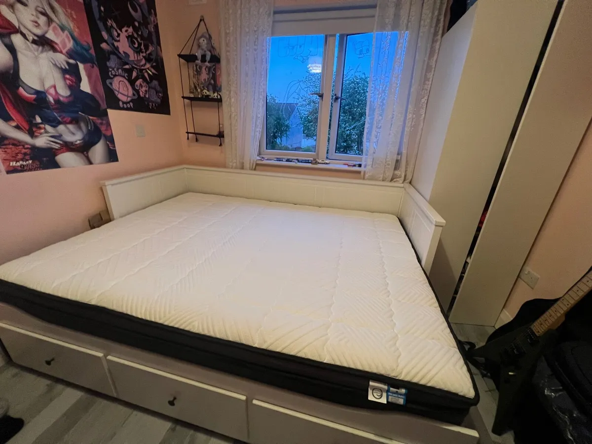 Bed - Image 1