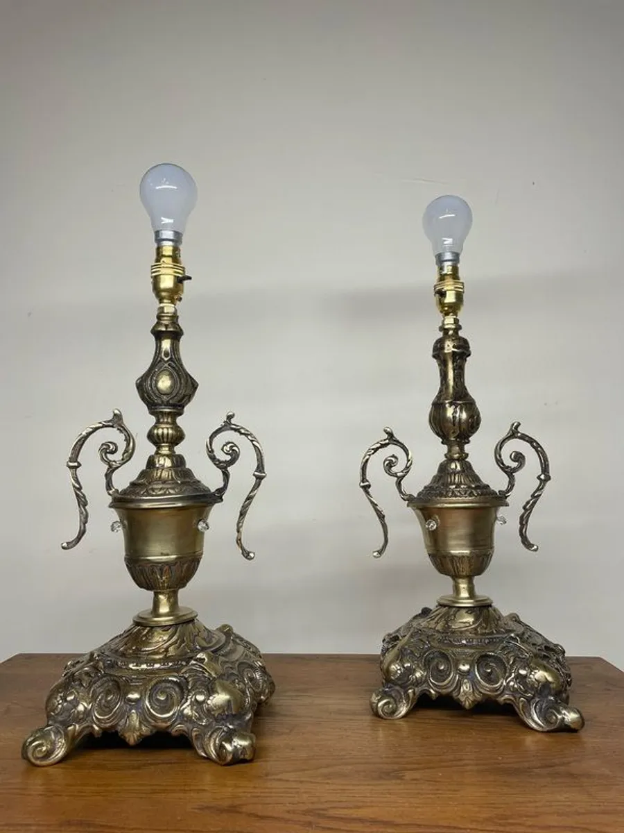 FLASH SALE ! Was 295 Now 230 ! Beautiful Pair of Vintage Table Lamps. - Image 3