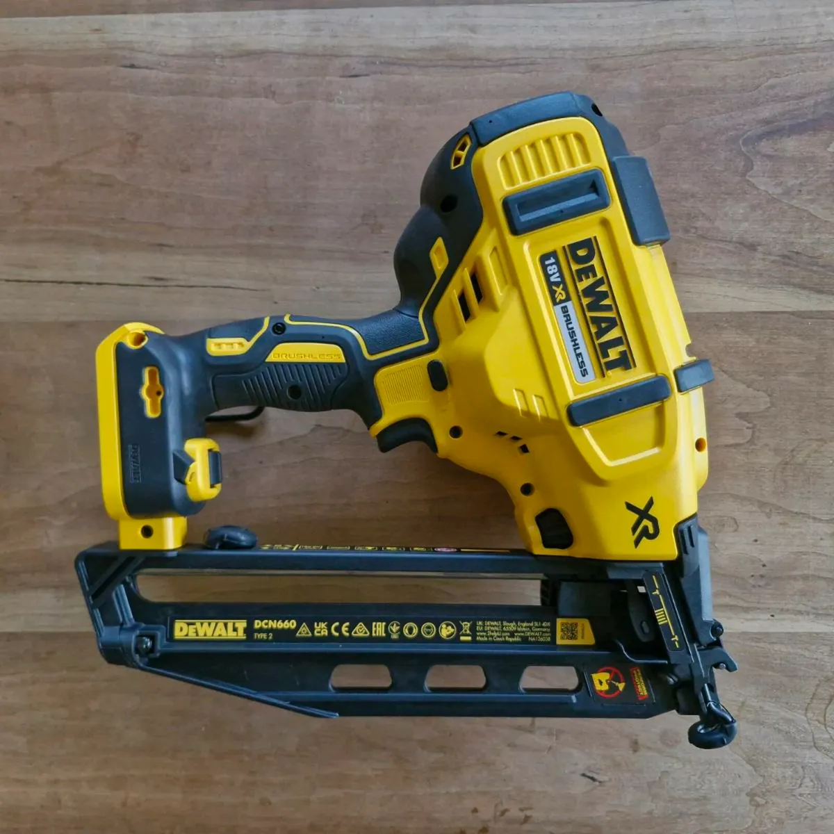 Dewalt nail gun and battery - Image 1
