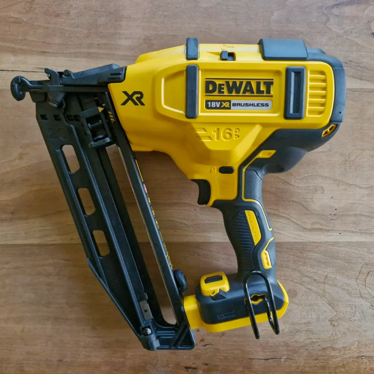 Dewalt nail gun and battery - Image 2