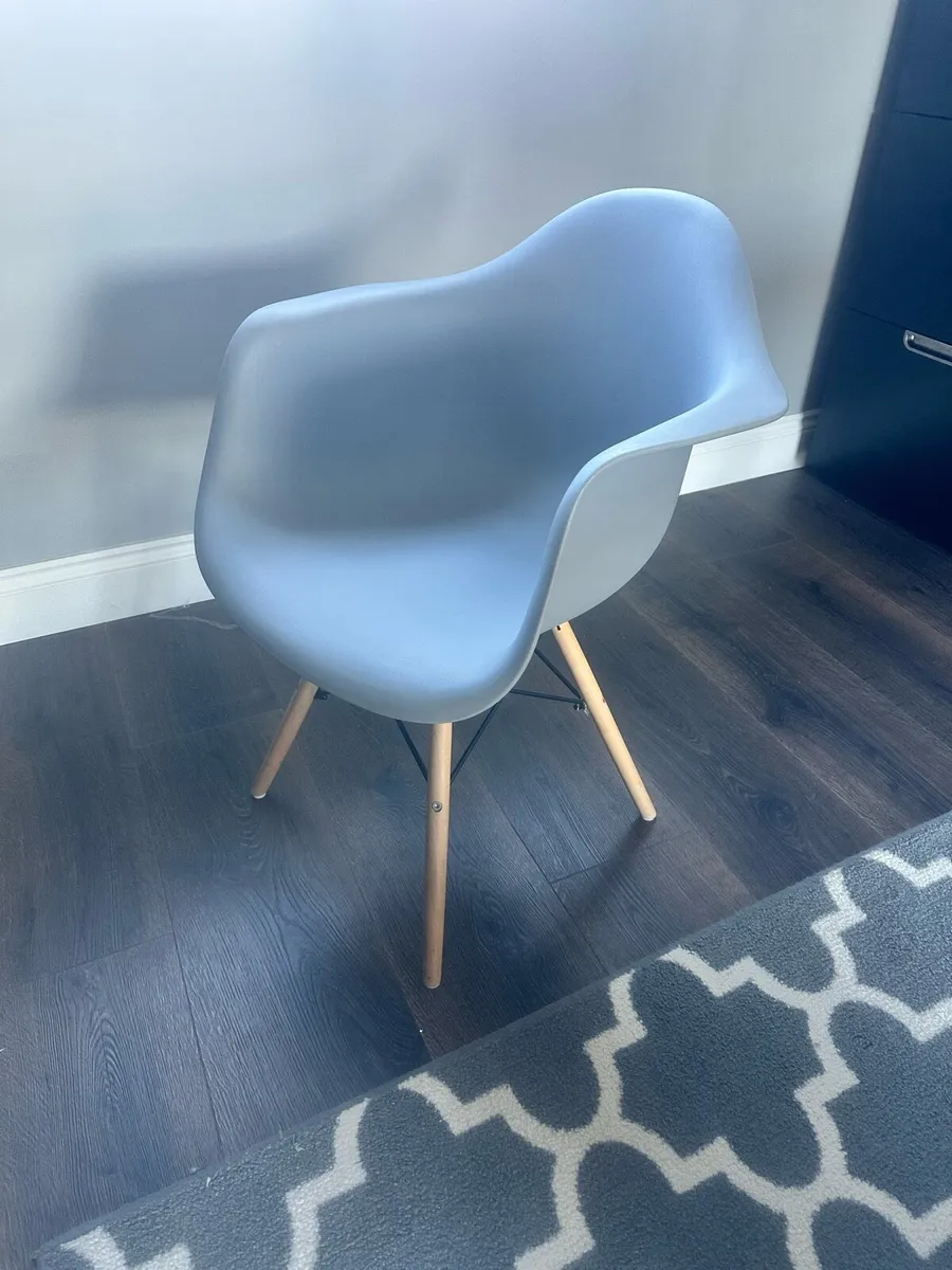 Eames style office chair - Image 1