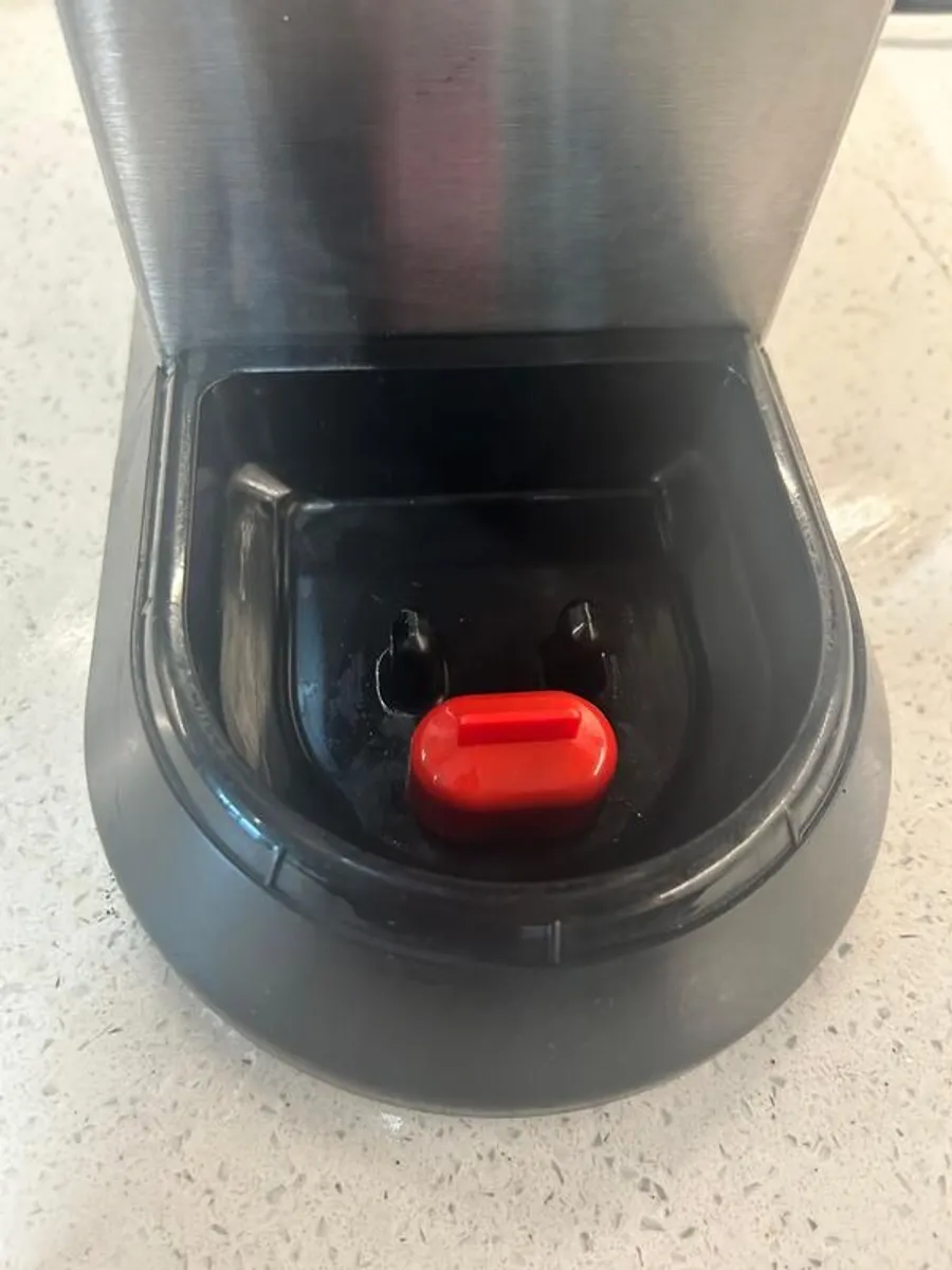 Beautiful De'Longhi Coffee Maker  Excellent Condition - Image 3