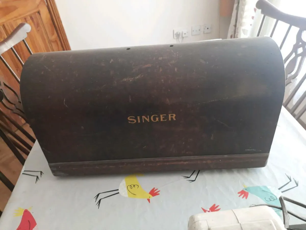 Vintage Sewing machine - Image 3