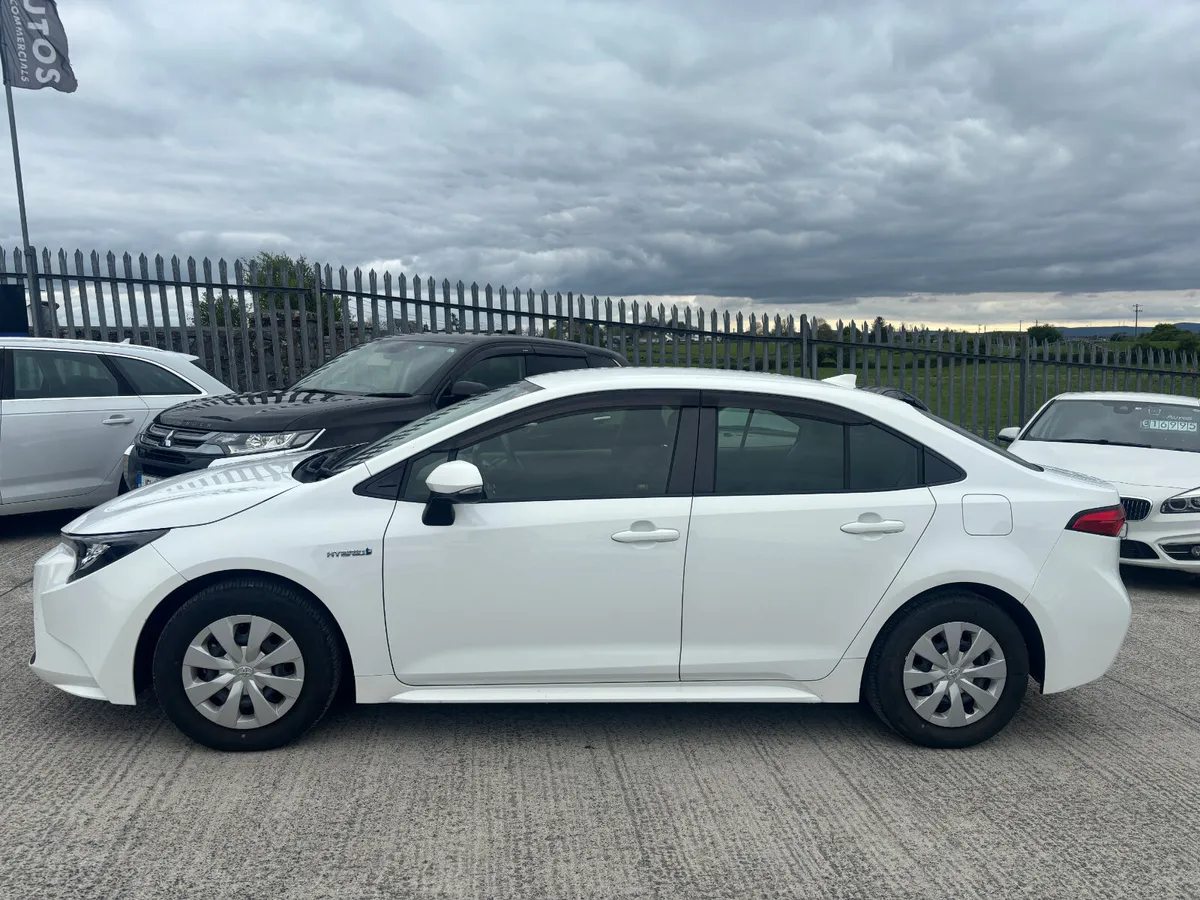 Toyota Corolla Luna Hybrid 2019 - Image 2