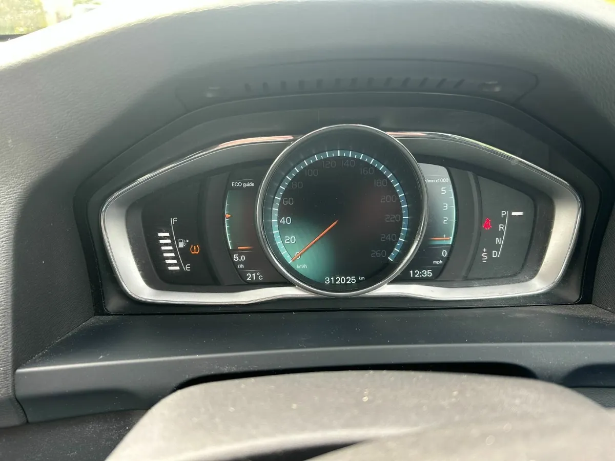 Volvo V60 D4 SE LUX Auto - Image 3
