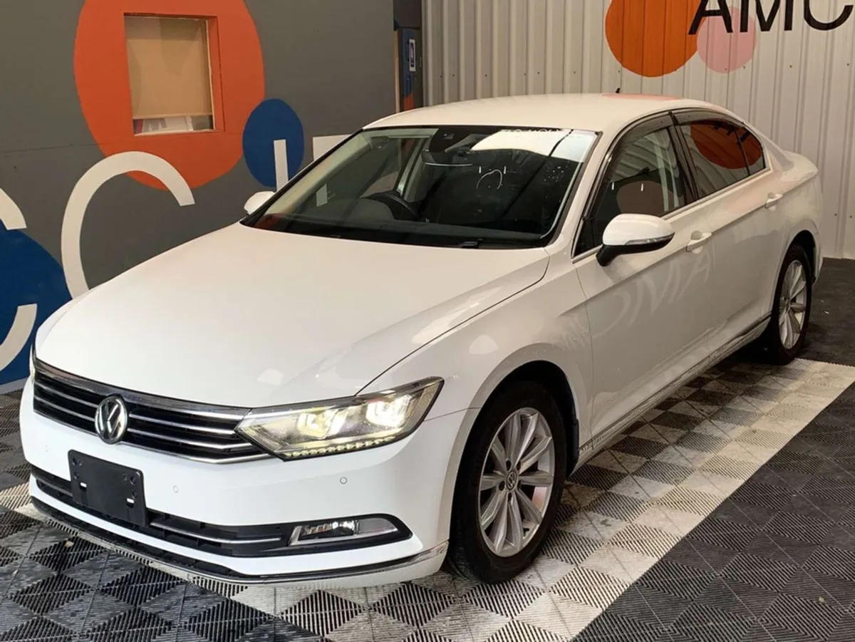 Volkswagen Passat TDI Elegance Line/35k Kms/heate - Image 2