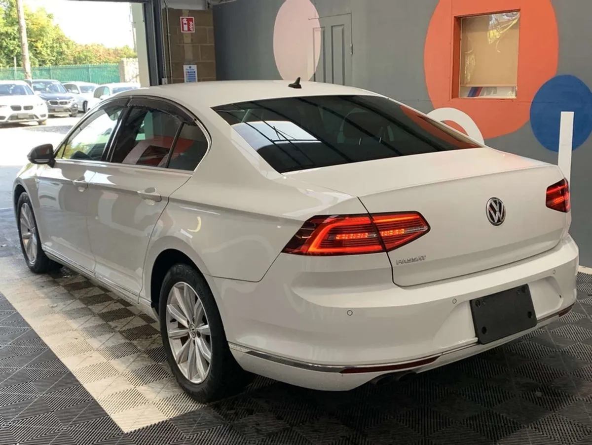 Volkswagen Passat TDI Elegance Line/35k Kms/heate - Image 3