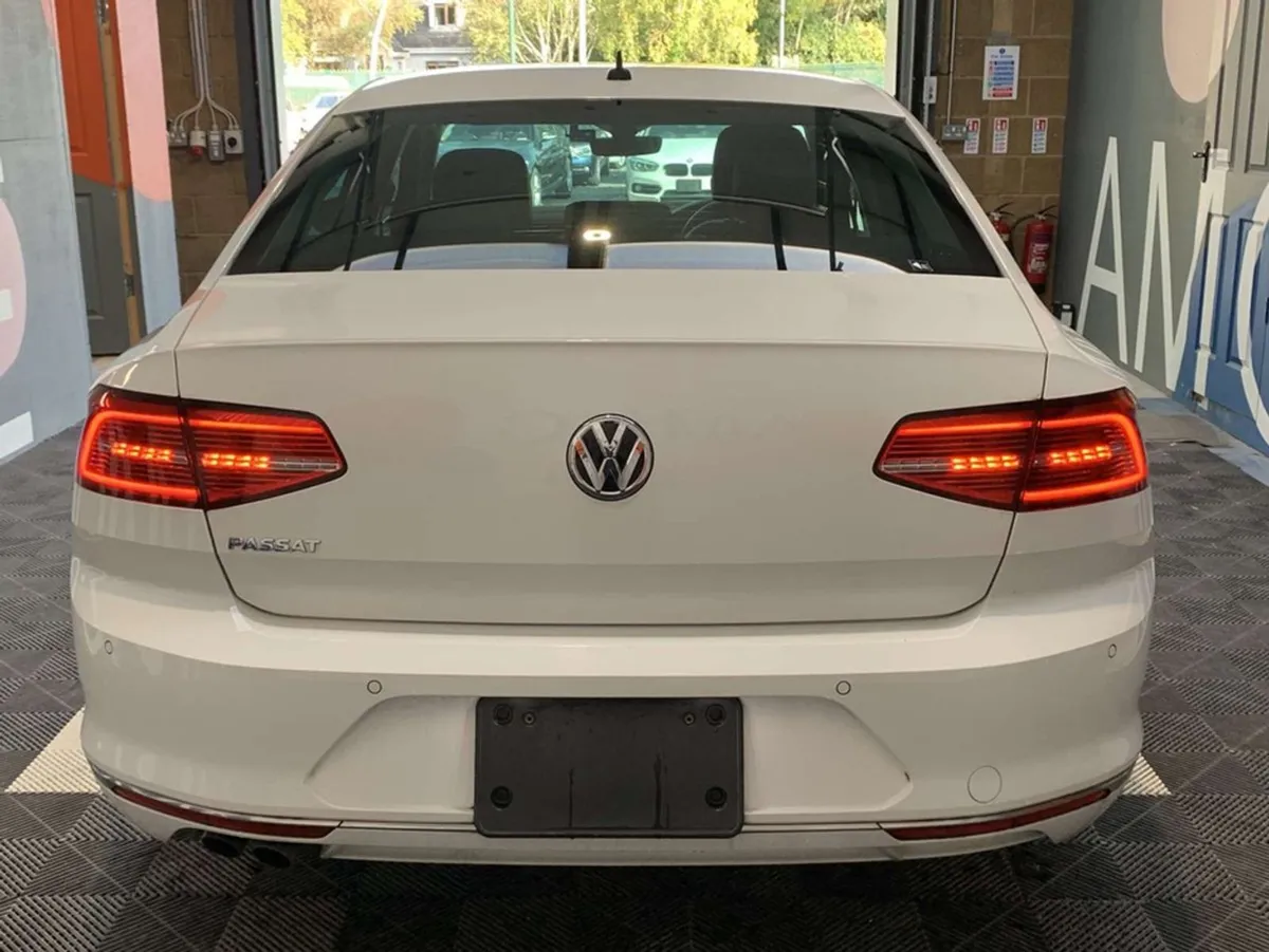 Volkswagen Passat TDI Elegance Line/35k Kms/heate - Image 4
