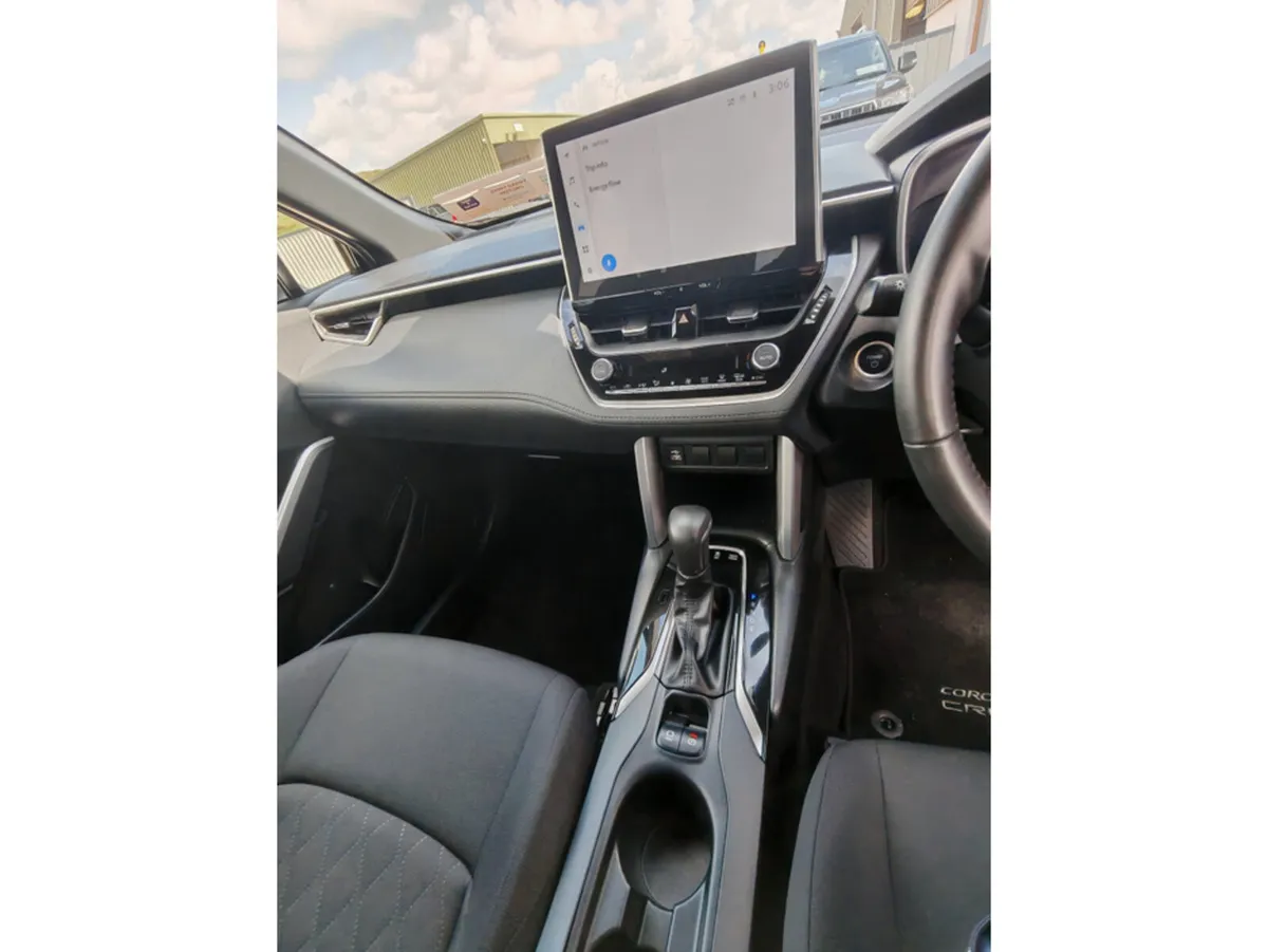 TOYOTA COROLLA CROSS LUNA 1.8 4DR AUTO - Image 3