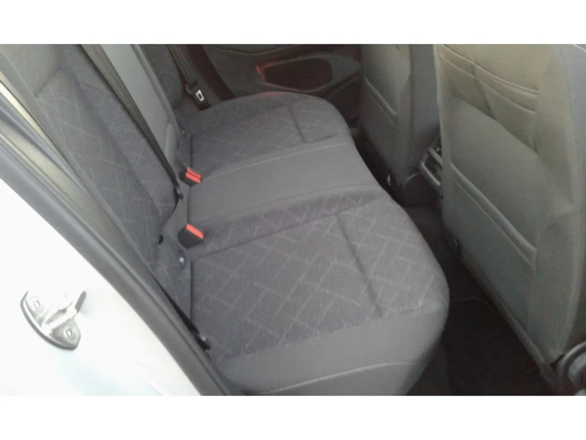 Volkswagen Golf Life 2.0 TDI 115HP 5DR - Image 4