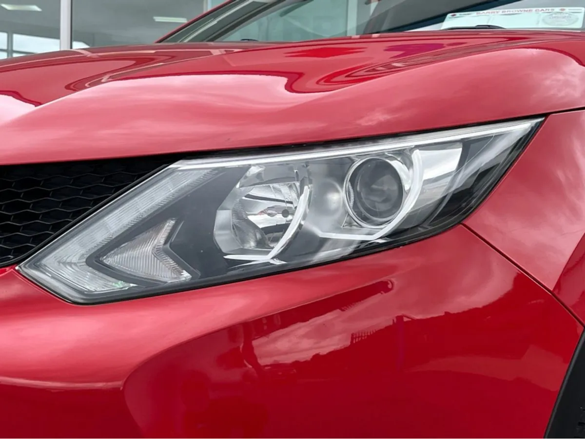 Nissan QASHQAI 1.5 SV Premium  17 4DR - Image 3