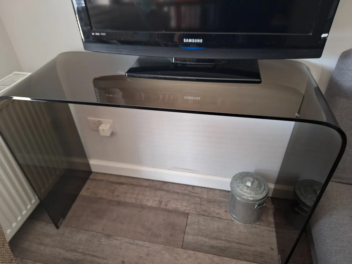Glass table - Image 1