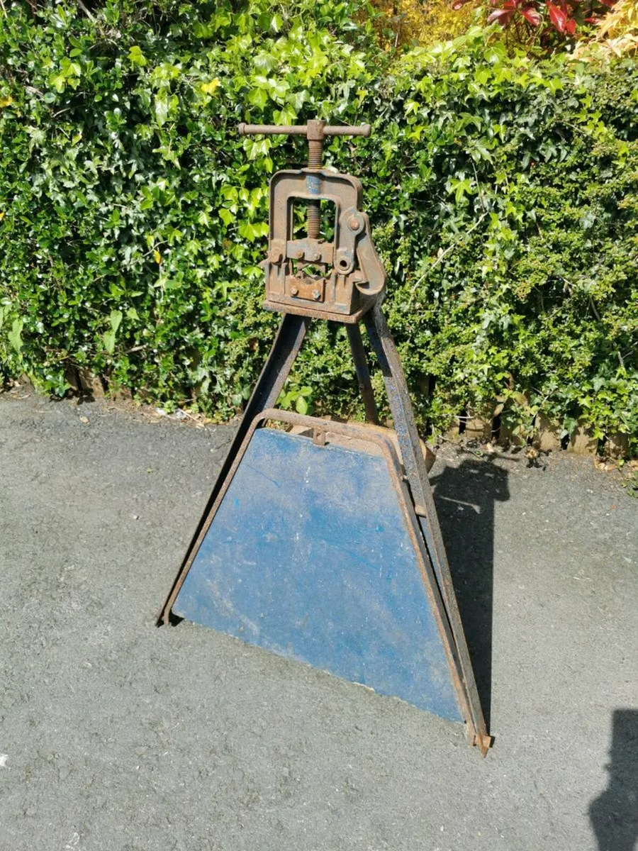 Record Pipe Vice with Stand 92.5 92 1/2 - Image 1