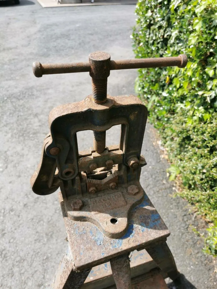 Record Pipe Vice with Stand 92.5 92 1/2 - Image 4