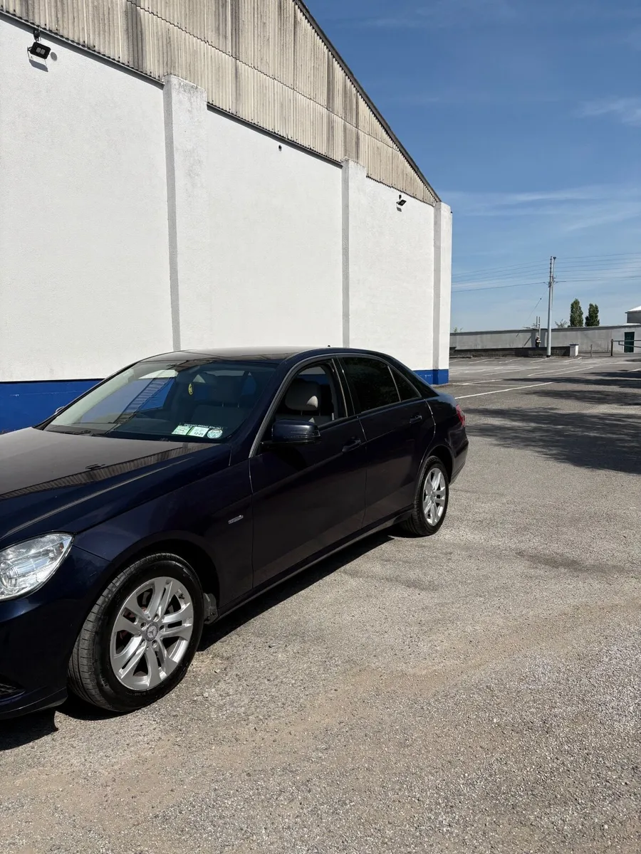 Mercedes-Benz E-Class 2011 - Image 2