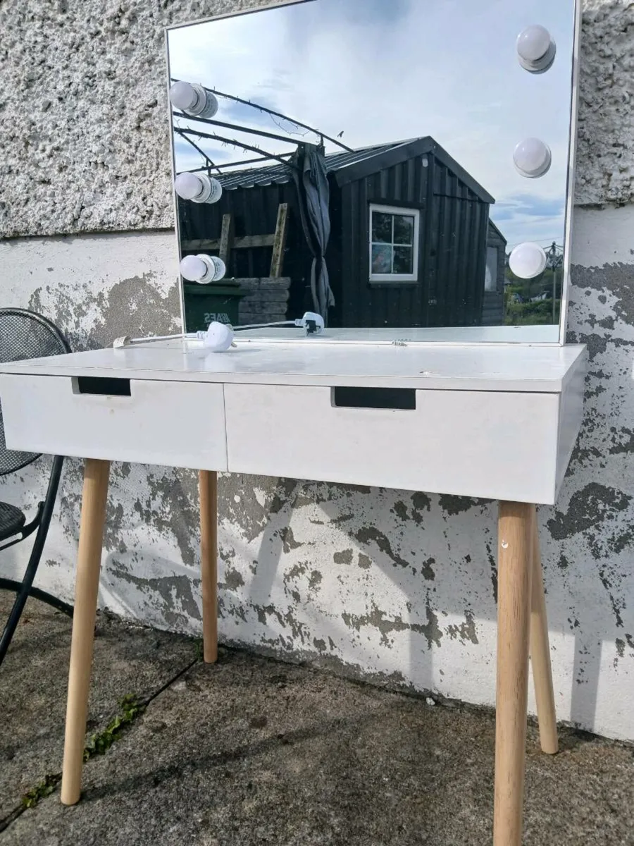 make up table